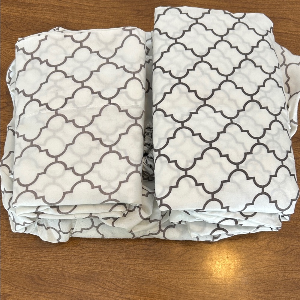 Sheet Set w/Geometric Patterned Fabric - Picture 2 of 4